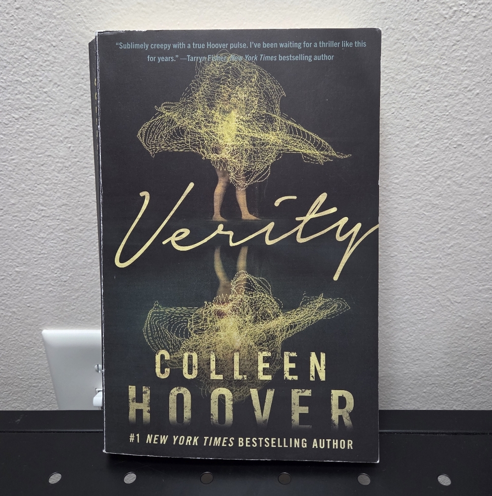 Verity by Colleen Hoover, Paperback, Thriller